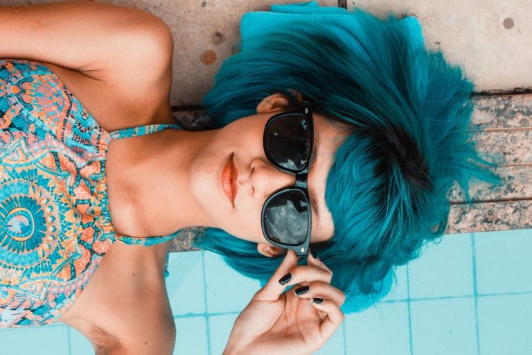 5 Chic and Stylish Ways to Wear Sunglasses